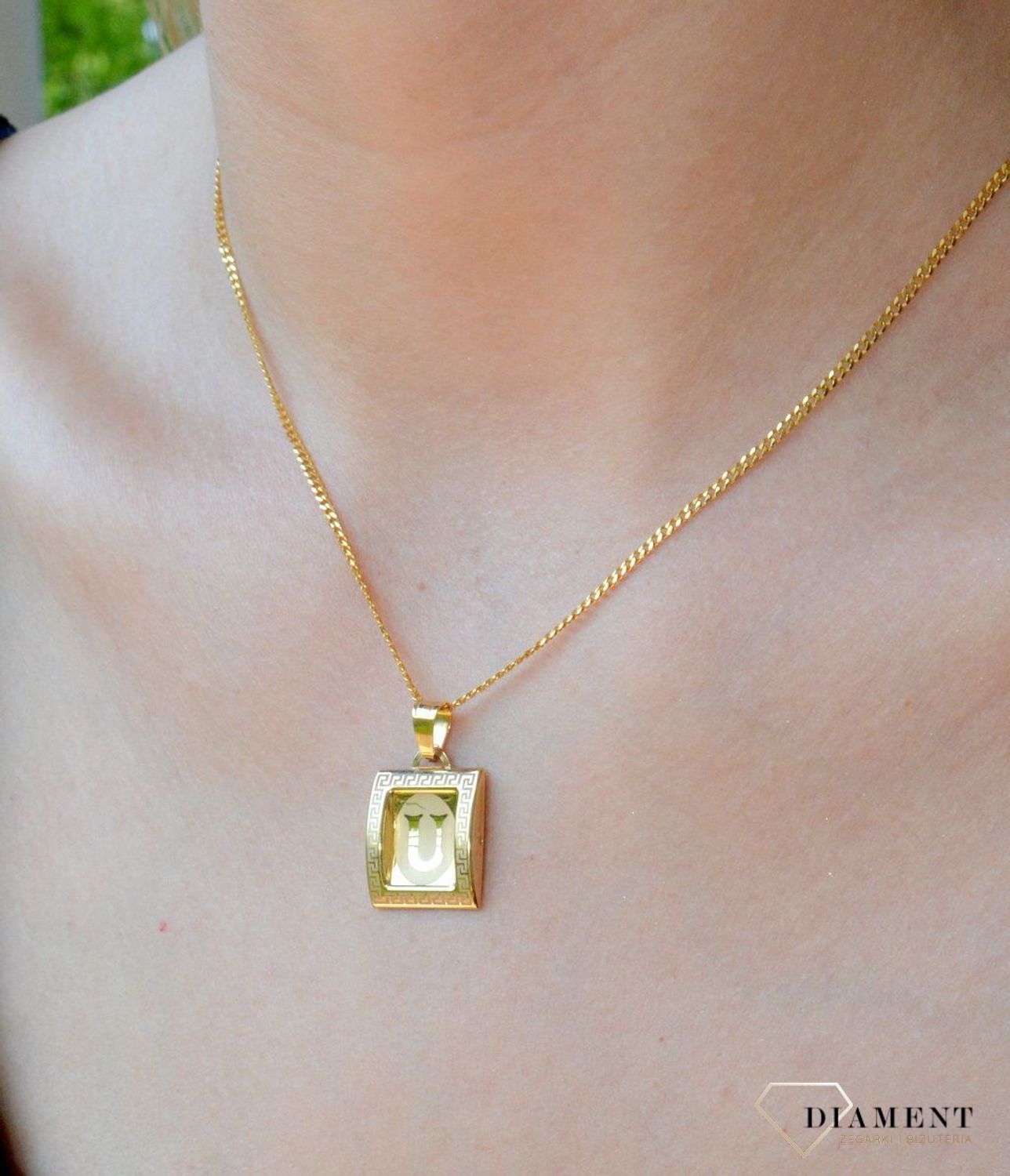 Złota zawieszka 585 literka U na papirusie DIA-ZAW-2575-585 S IV. Złoty wisiorek próby 585. Wisiorek literka na papirusie. Zawieszka złota do łańcuszka literka U. Literka zawieszka idealny pomysł na prezent.jpg